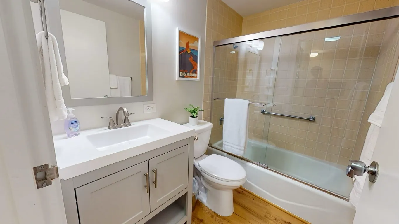 Kona Plaza bathroom